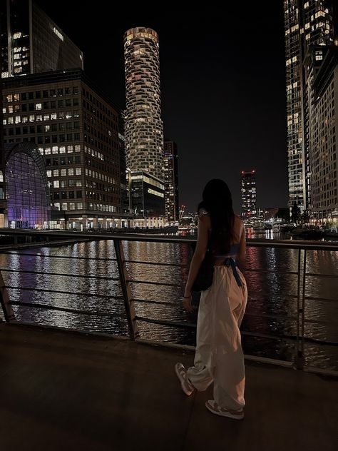 Brown haired girl, blue top, beige trousers, city lights, night time, bridge, thames Photoshoot Ideas City Night, Aesthetic City Photos, City Light Photoshoot, City Pics Instagram, Photo Night Ideas, Chicago City Pictures, Downtown Pictures At Night, Instagram Street Picture Ideas, City Pic Ideas