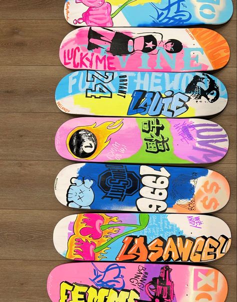 Drawing On Skateboard, Painting On Skateboard, Skate Boards Design Ideas, Painted Skateboard Aesthetic, Skateboard Deck Art Diy Paint, Painting Ideas On Canvas Skateboard, Skateboard Graffiti Art, Skateboard Painting Ideas, Painting My Skateboard