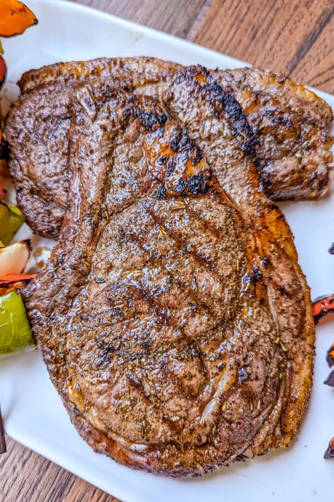 Perfect Grilled Ribeye Steak + Herb Garlic Butter - Blackberry Babe Juicy Steak Recipe, Ribeye Recipes, Grilled Ribeye Steak Recipes, Rib Eye Recipes, Steak With Blue Cheese, Grilled Ribeye Steak, Ribeye Steak Recipes, Boneless Ribs, Grilled Ribeye