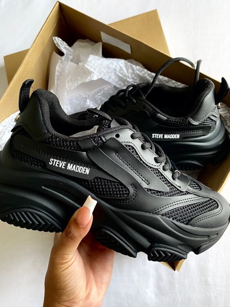 Steve Madden Shoes Outfit, Trendy Sneakers For Women, Steve Madden Sneakers Outfit, Snicker Shoes, Sneakers Outfit Casual, Black Nike Sneakers, Pretty Sneakers, Steve Madden Shoes Sneakers, Trendy Shoes Sneakers