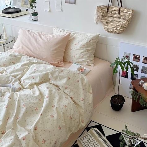 SunfloweraStore - Etsy Cream Floral Bedding, Duvet Covers Aesthetic, Bedroom Redecorating, Comfy Bedding, Classic Duvet Covers, Queen Size Bed Sets, Girly Vibes, Dwelling Place, Blue Bedding Sets