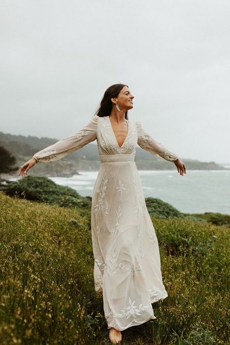 Belize Dress from BHLDN | Photo: @indiaearl | Bride: @mia_colona Wedding Dress Untraditional, Belize Wedding, Casual Beach Wedding, Making A Wedding Dress, How To Dress For A Wedding, Woodsy Wedding, Spring Wedding Dress, Royal Wedding Dress, Anthropologie Wedding