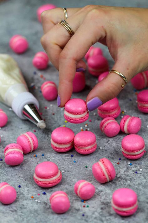 Learn how to make perfect mini macarons! They're just as cute as they are delicious. How To Make Mini Food, Cute Macaron Ideas, Mini Food Recipes, Mini Food Ideas, Mini Chocolate Cake Recipe, Tiny Baking, Mini Chocolate Cupcakes, Mini Macarons, Night Dessert