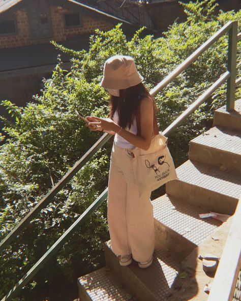 Fits With Bucket Hats, Beige Bucket Hat Outfit Summer, Cream Bucket Hat Outfit, Women’s Bucket Hat Outfit, Styling Bucket Hats, Bucket Hat Styling, How To Style Bucket Hats Women, Styling Bucket Hat Women, Poses With Bucket Hat