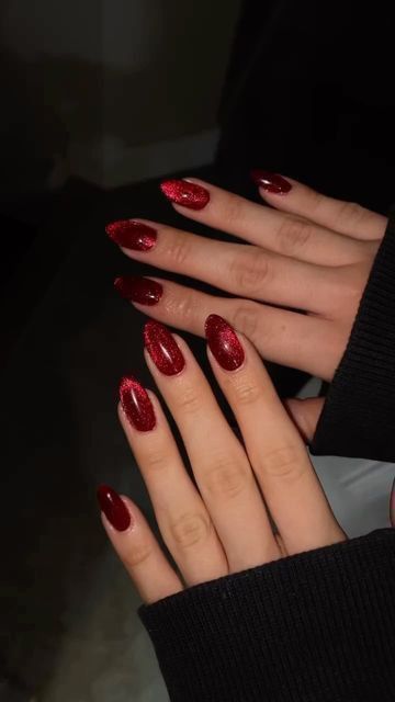 Christmas Velvet Nails, Velvet Nails Red, Velvet Nails Short, Bright Red Christmas Nails, Nails For Short Fingers, Glittery Red Nails, Red Velvet Nails, Red Sparkle Nails, Short Fingers