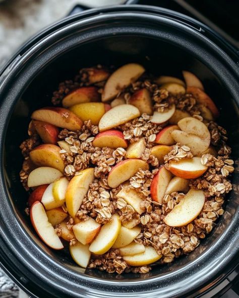 Hands down, the only dessert my hubby will eat during the fall! Apple Crockpot Recipes, Slow Cooker Apple Crisp, Crockpot Apple Crisp, Healthy Fall Desserts, Slow Cooker Kitchen, Crockpot Dessert Recipes, Slow Cooker Recipes Dessert, Slow Cooker Apples, Crock Pot Desserts