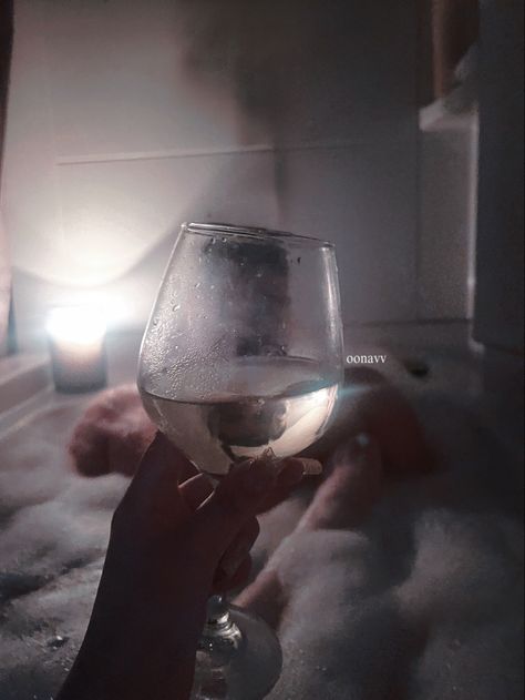 Bubble bath - wine - couple - romantic Bubble Bath Couple Goals, Bubble Bath With Boyfriend, Black Couple Bathtub, Couples Bubble Bath Ideas, Bathup Couple, Couple Bubble Bath, Bath Aesthetic Couple, Bath With Boyfriend, Bath Tub Couple