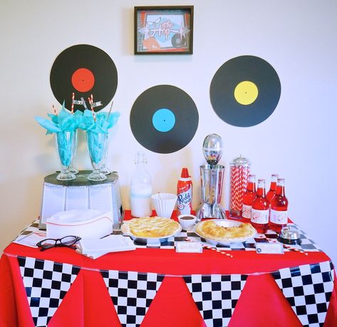 1950s Diner Theme Piecyling Party with FREE Printables 50s America, 1950s Party Decorations, 1950s Party Ideas, 50s Party Decorations, 1950s Theme Party, 60's Party, 50s Theme, 50s Theme Parties, 50s Decor