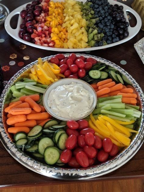 Veggie Tray Designs, Veggie Tray Ideas Parties, Fruit Kabobs For Party Skewers, Diy Fruit Tray, Veggie Board, Snack Boards, Fruit Platter Designs, Fruit Designs, Fruit Plates