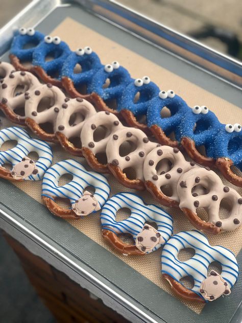 Cookie Monster 1st Birthday Treat Table, Sesame Street Pretzels, Cookie Monster Pretzel Rods, Cookie Monster Treats Desserts, Sesame Street Chocolate Covered Pretzels, Cookie Monster 1st Birthday Treats, Baby Shower Cookie Monster Theme, Cookie Monster Strawberries, Cookie Monster Foodie Truck Party