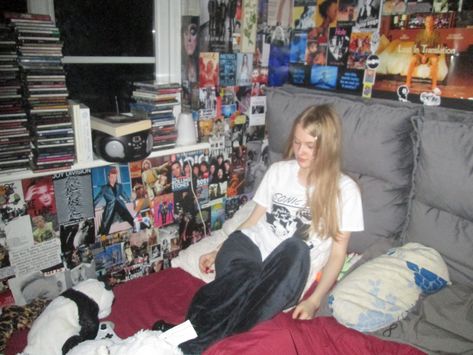 Late 90s Bedroom, 90s Bedroom Grunge, Midwest Emo Bedroom, 2000s Bedroom Aesthetic Grunge, Room Inspo 80s, Kat Stratford Bedroom, Grunge Bedroom 90s, 90s Room Ideas, 90s Grunge Bedroom