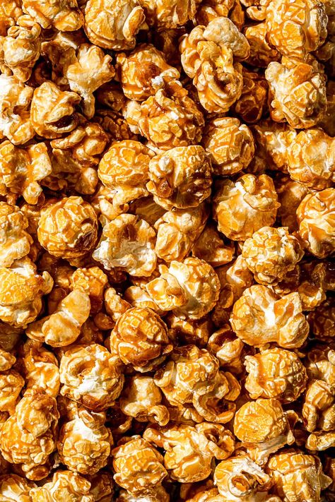 Caramel Popcorn Aesthetic, Pop Corn Caramel, Caramelised Popcorn, Caramel Aesthetic, Popcorn Aesthetic, Popcorn Photography, Macro Food Photography, Brown Food, Sweet Popcorn