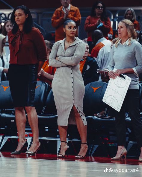 Sydney Carter Outfits, Coach Sydney Carter, Female Coach Outfits, Upscale Dinner Outfit, Capricorn Outfits, Work Baddie, Beyoncé Outfits, Dinner Outfits Black, Dinner Outfits Black Women