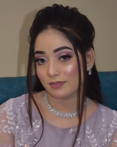 Very Easy Makeup, Bride Eye Makeup, Pakistani Makeup Looks, Eyes Hazel, Bridal Makeup Videos, Pakistani Makeup, Peacock Crafts, Bff Photography, Engagement Look