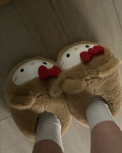 Hello Kitty Slippers, Images Hello Kitty, Kitty Clothes, Hello Kitty Clothes, Hello Kitty Friends, Hello Kitty Aesthetic, Hello Kitty Accessories, Cute Slippers, Girly Shoes