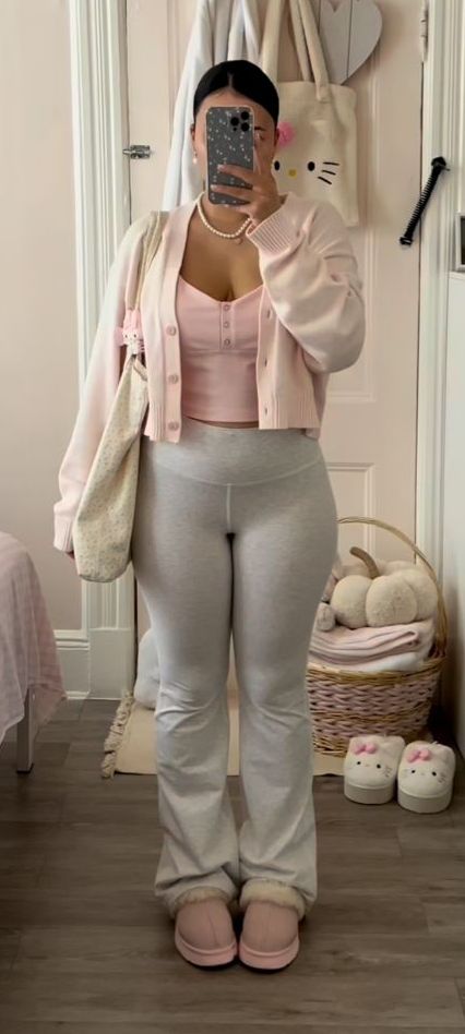 Easy Pink Outfits, Casual Outfit Heels, Pink Outfits Comfy, Pink Outfit Inspo Casual, Casual Pink Outfit Ideas, Cozy Style Outfits, Coquette Fall Outfits, Croquette Outfits, Casual Comfy Fall Outfits