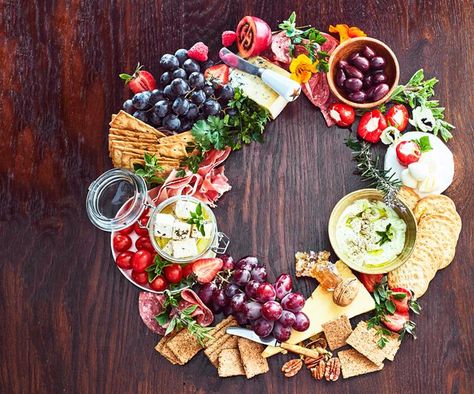 Grazing Platter Ideas, Christmas Nibbles, Spinach Pasta Bake, Grazing Platter, Xmas Recipes, Sharing Platters, Christmas Cheese, Christmas Platter, Breakfast Platter