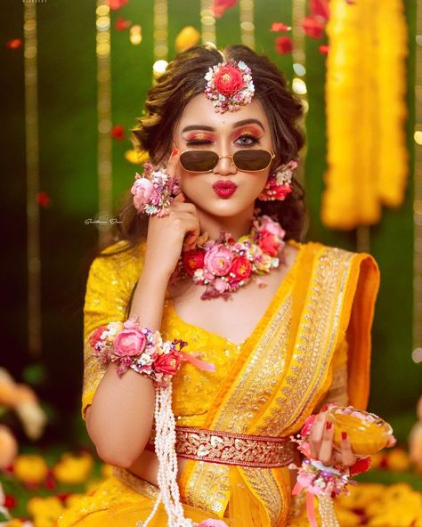 Haldi Photography Ideas, Haldi Look For Bride, Haldi Poses For Bride, Haldi Outfit For Bride, Haldi Photoshoot, शादी की तस्वीरें, Haldi Ceremony Outfit, Haldi Dress, Indian Bride Poses