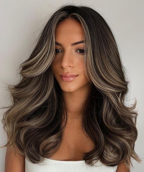 High-Contrast Brush Balayage for Brunettes Idea For Short Hair, Balayage For Dark Hair, Chocolate Balayage, Straight Hair With Bangs, Balayage Hair Caramel, Highlights For Dark Brown Hair, Warm Balayage, Rambut Brunette, Highlights Lowlights