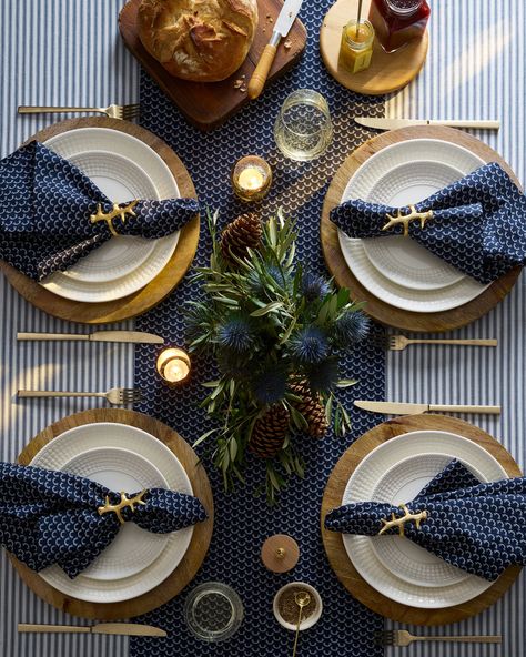 Blue And White Winter Tablescapes, Business Dinner Table Decor, Blue Dinner Party Decor, Decoration For Dinner Table, Luxury Thanksgiving Decorations, Feminine Table Settings, Blue Winter Tablescapes, Blue Fall Table Decor, Blue And Gold Holiday Decor