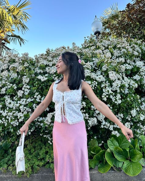 flowers & floral outfits 🤍🌸🫶🏼 top - @shopmorninglavender code MOONLIT summer outfits, summer outfit ideas, summer fashion, Pinterest outfits, Pinterest aesthetic, pinterest inspired outfits, parisian style, Parisian chic, spring aesthetic, spring outfits, skirt and top outfit #summeroutfitideas #springoutfitideas #springoutfitinspo #pinterestaesthetic #pinterestfashion #pinterestoutfits #parisianstyle #scandistyle #summeraesthetic Are you into floral prints? 🌸🌼 Moonlit Summer, Pinterest Inspired Outfits, Style Parisian Chic, Outfits Skirt, Outfit Ideas Summer, Aesthetic Spring, Summer Outfit Ideas, Skirt And Top, Top Outfit