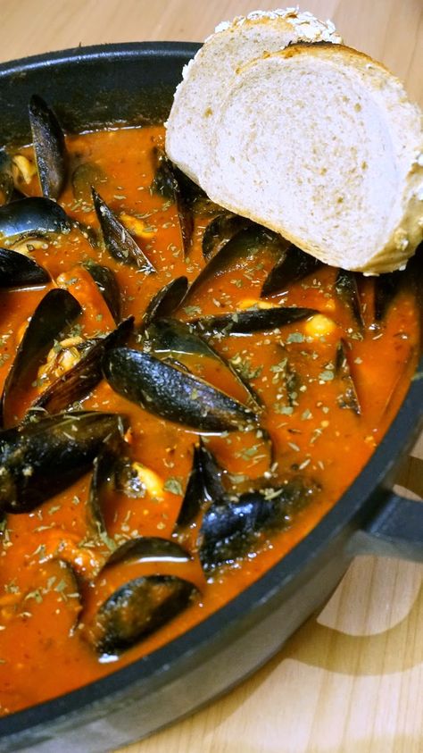 Mussels Recipe Tomato, Mussels Marinara, Garlic Broth, Marinara Recipe, Steamed Mussels, Mussels Recipe, Tomato Broth, Shellfish Recipes, Seafood Appetizers