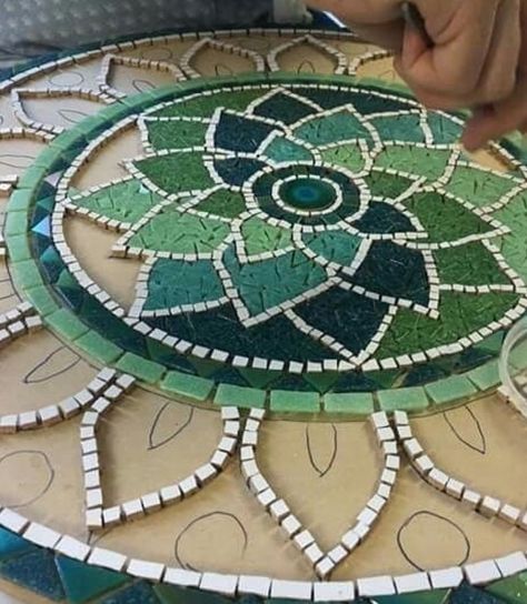 Plants Porch, Mosaic Art Diy, Mosaic Table Top, Mosaic Garden Art, Mosaic Tile Art, Mosaic Stained, Mosaic Art Projects, Mosaic Madness, Tile Crafts