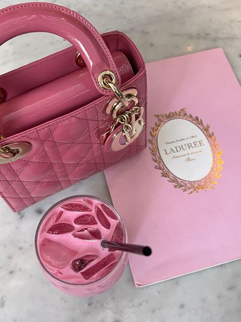 Gossip Girl Aesthetic Blair Waldorf, Pink Lifestyle, Pink Aura, Pink Life, Pink Girly Things, Pink Vibes, Bags Aesthetic, Pink Purse, Pretty Bags