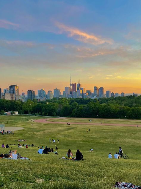 Riverdale Park, Summer Photo Ideas, View Sunset, Canada City, Toronto City, Toronto Travel, Moving To Canada, Toronto Life, University Of Toronto