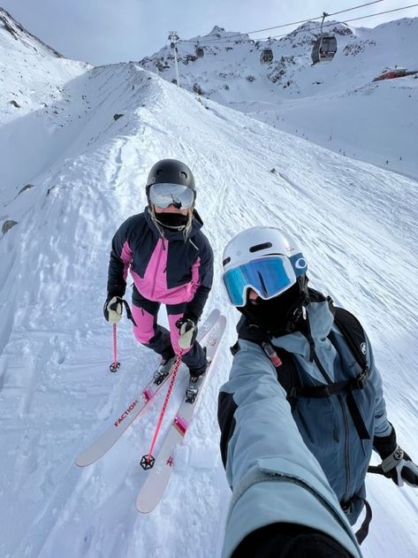 Travel Aesthetic Snow, Best Friend Skiing Pictures, Ski Vision Board, Snow Vision Board, Skiing Inspo Pics, Blue Ski Jacket Outfit, Cute Skiing Pictures, Skiing Aesthetic Pictures, Skiing Pictures Ideas