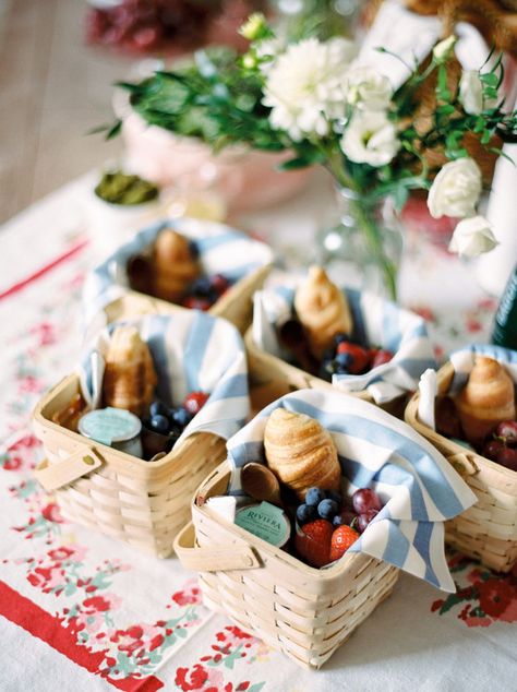 French Party, Picnic Birthday Party, Picnic Inspiration, Picnic Birthday, Wedding Party Ideas, Picnic Food, Idul Fitri, Brunch Party, Picnic Party