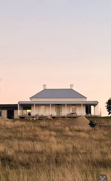 Old Australian Country Houses, Farmhouse Australia, Future House Exterior, Australian Homestead, Australian Country Houses, Australian Farmhouse, Country Home Exterior, Rural Photography, Australian Country