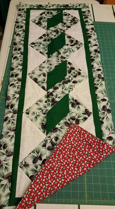 Pole Twist Table Runner - Free Pattern Christmas Table Runner Pattern, Quilted Table Runners Christmas, Table Runner Christmas, Table Topper Patterns, Table Runner Diy, Patchwork Table Runner, Quilted Table Runners Patterns, Quilt Modernen, Quilted Table Toppers