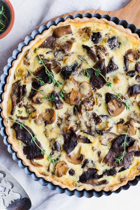 This delicious Mixed Mushroom and Leek Tart is perfect to serve on a lazy Saturday for breakfast, or as you host brunch this holiday season! Breakfast Quiche Bacon, Quiche With Bacon, Leek Tart, Goat Cheese Quiche, Mushroom Tart, Mushroom Quiche, Tart Dough, Bacon Quiche, Bacon Stuffed Mushrooms