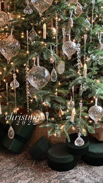 Christal Christmas Tree, Speakeasy Christmas Tree, Cool Tree Toppers, Clear Ornament Christmas Tree, New Years Christmas Tree Ideas, Ethereal Christmas Tree, Icecicle Christmas Tree, Christmas Trees With Black Ornaments, Chandelier Christmas Tree