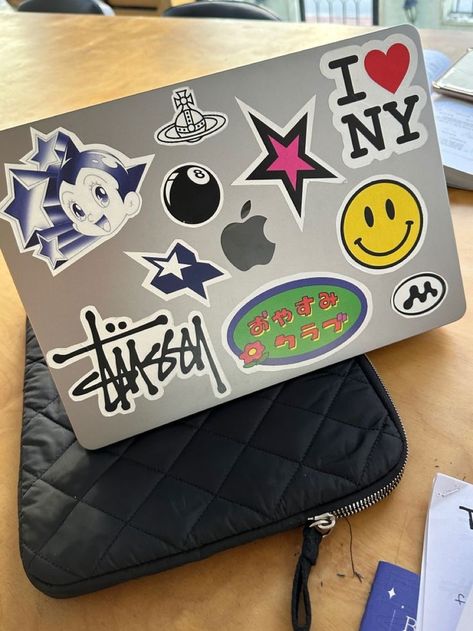 Computer Ideas Decor, Macbook Case Aesthetic Stickers, Computer Case Stickers, Mac With Stickers, Stickers On Computer, Aesthetic Water Bottle Stickers, Computer Case Aesthetic, Computer With Stickers, Stickers On Laptop Aesthetic