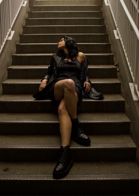 Photography of a model in a black dress in a staircase. Dark Poses Photography, Outdoor Edgy Photoshoot, Grunge Pose Ideas, Photos On Stairs Ideas, Grunge Model Poses, Photo Ideas Model, Photoshoot Ideas Outdoor Poses, Brick Wall Photoshoot Ideas Aesthetic, Stairwell Photoshoot Aesthetic