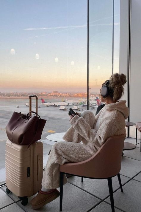 we all love an uggs outfit, but what if you could wrap yourself in sherpa? this matching lounge set is the perfect thing to wear for a long travel day or airport outfit! tap to shop this look and be sure to scroll through my LTK for more outfit inspiration! Airport Aesthetic Outfit Winter, Airport Aesthetic Winter, Business Trip Aesthetic, Airport Lounge Aesthetic, Travel Aesthetic Airport Outfit, Airport Aesthetic Pictures, Airport Outfit Winter Comfy, Travel Day Outfit, Plane Hacks