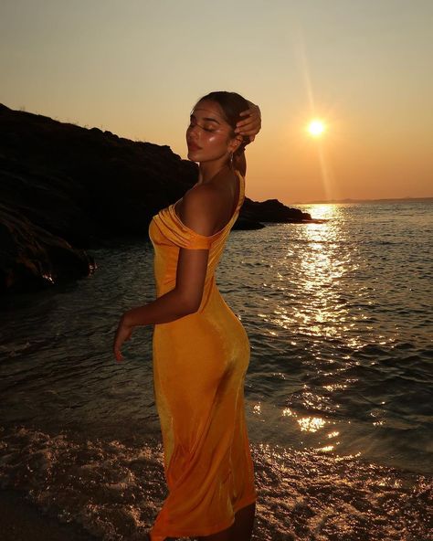 Sunset Photoshoot Ideas, Summer Poses, Summer Picture Poses, Pose Fotografi, Shotting Photo, Vacay Outfits, Beach Pictures Poses, Foto Poses, Instagram Photo Inspiration