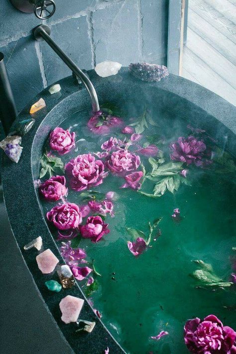 Beautiful herbal flower bath relaxing Interior Boho, Ritual Bath, Foto Tips, Bohol, Witch Aesthetic, Relaxing Bath, Boho Home, Western Decor, Diy Bath Products