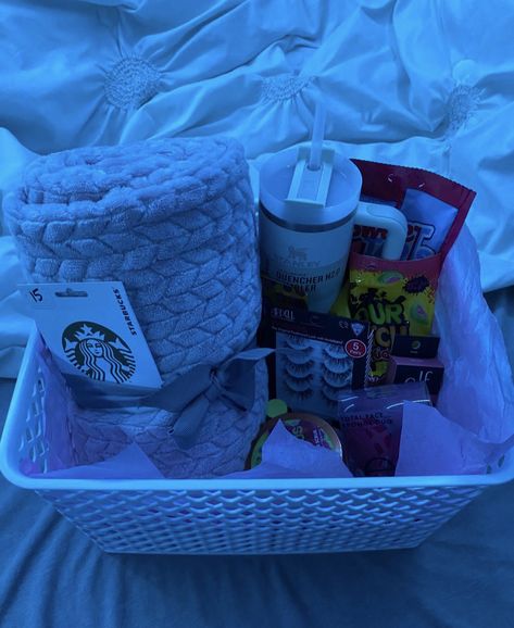 Gift Baskets Ideas For Friends, Christmas Present Ideas For Best Friend Basket, Gifts Fir Besties, What To Get A Guy Friend For Birthday, Gifts To Get Your Best Friend Birthday, Things To Buy Your Best Friend Birthday, Stuff To Put In A Gift Basket, Cute Birthday Baskets For Sister, Cute Gifts Baskets