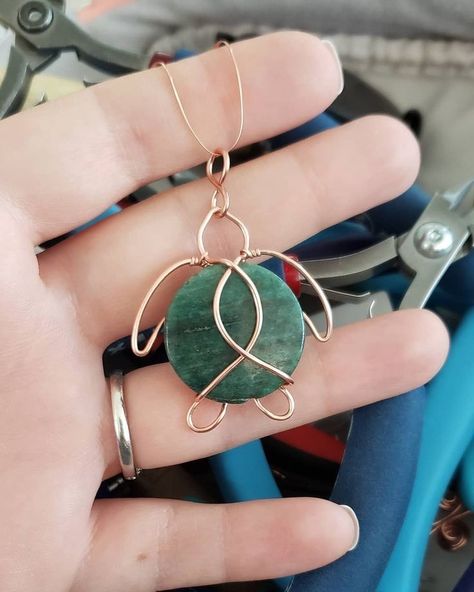 Wire Wrapped Turtle Pendant, Wire Wrapped Jewelry Necklaces, Wrapped Wire Jewelry, Diy Wire Jewelry Earrings, Wire Wrapped Necklace Ideas, Wire Wrapped Turtle, Wire Wrapped Jewelry Beginner, Wire Turtle, Wire Art Jewelry