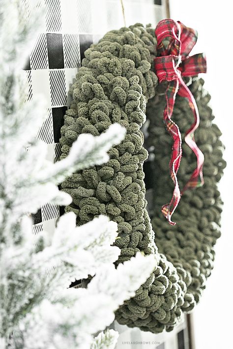 Crochet Christmas Tree Wreath, Crotchet Christmas Wreaths, Loop Yarn Fall Wreaths, Chunky Yarn Christmas Garland, Yarn Loop Wreath, Chunky Knit Wreaths, How To Make A Chunky Yarn Wreath, Ez Loop Yarn Projects, Crochet Door Wreath Christmas