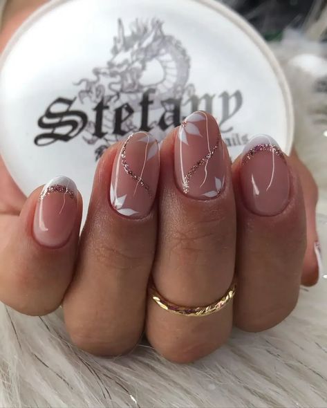 Are you looking for elegant wedding nails as the bride or bridesmaid? If so, you’ll love these classy neutral bridal nail designs for your big day! We love these subtle beige and white floral nails in particular. Bridesmaids Nails, Subtle Nails, Fancy Nails Designs, Simple Gel Nails, Wedding Nails Design, Nail Art Wedding, White Nail, Short Acrylic Nails Designs, Nail Art Ideas