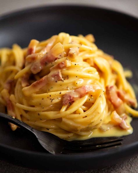 Essen, Creamy Carbonara Sauce, Tin Eats, Spaghetti Carbonara Recipe, Risotto Alla Milanese, Pasta Alla Carbonara, Carbonara Sauce, Best Pasta Dishes, Recipetin Eats