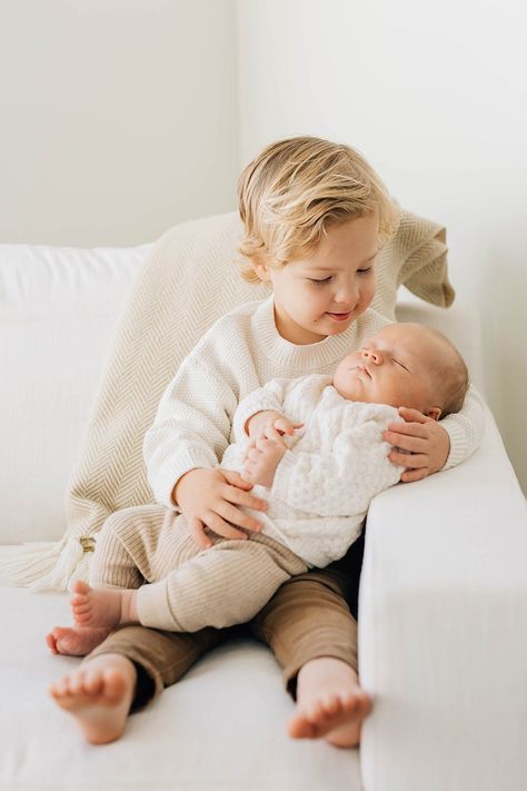 Cream Newborn Family Photography, Lifestyle Newborn Sibling, In Home Newborn Photos With Siblings, Newborn Photography 2023, Newborn Sibling Photoshoot, Newborn Photography Sibling Poses, Newborn Photography Family Of Four, Sibling With Newborn Pictures, Detail Newborn Shots