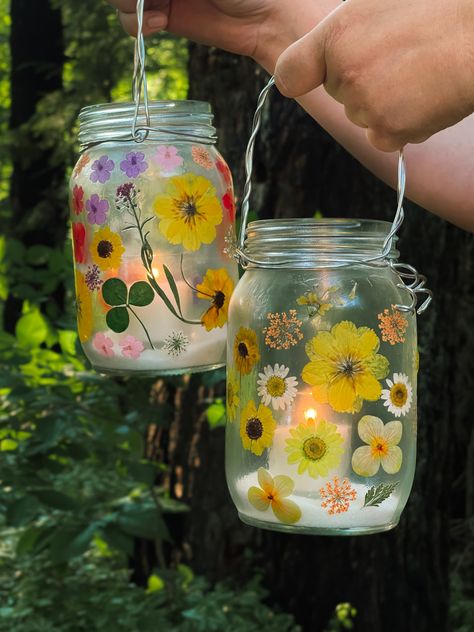 Pressed Flower Lanterns, Herbal Academy, Soya Mumu, Pressed Flower Crafts, Fleurs Diy, Garden Art Crafts, Adult Crafts, Garden Art Diy, Mason Jar Crafts