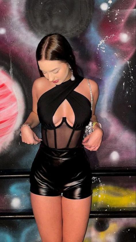 Duda Rubert, Party Outfit Night Club, Leather Shorts Outfit, Outfit Night Club, Party Outfits Night, Fest Outfits, Fiesta Outfit, Clubbing Outfits, Looks Party