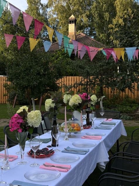 Rustic Garden Birthday Party Ideas, Simple Garden Birthday Decor, Outdoor Birthday Dinner, Birthday Party Decorations Outdoor, Outdoor Grad Party, Grad Brunch, Floral Picnic, Outdoor Hosting, Garden Birthday Party