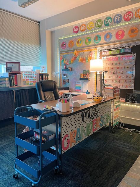 Classroom Student Desk Setup, Table Colors Classroom, Teacher Desks Decorated, Classroom Desks Arrangement, Decorate Front Of Teacher Desk, Table Names Classroom, Teacher Decorations Classroom Setup, 2nd Grade Desk Arrangement, Classroom Ideas 1st Grade